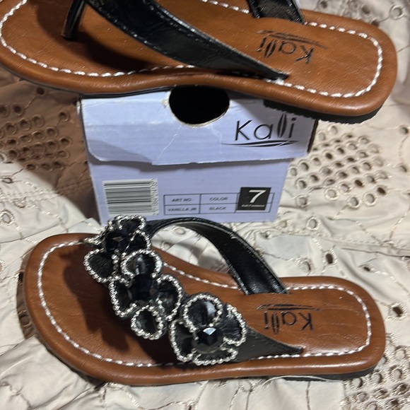 NWT/NIB Kalli children’s sandals with flowers Black size 7 - Picture 4 of 4